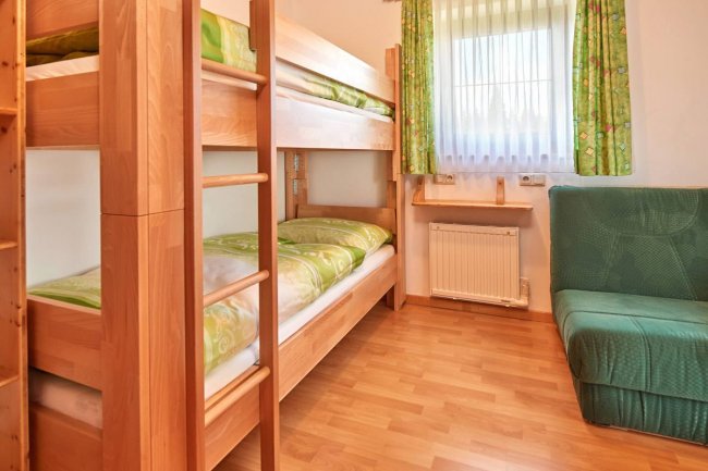 Kinderzimmer mit Stockbett und Liege